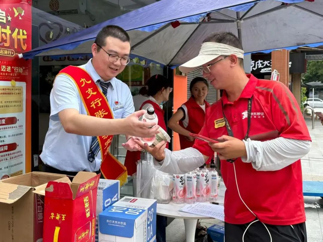 党建聚力送清凉 ?中海社区“两新”党组织开展新就业群体关爱行动